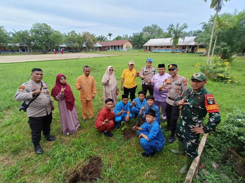 Polsek Enok Laksanakan Tanam Pohon Serentak dan Edukasi Tentang Green Policing di SMA Negeri 1