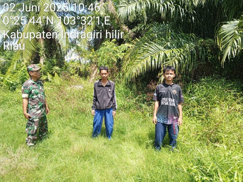 Patroli Babinsa Koramil 11/Pulau Burung  Cegah Karhutla di Desa Ringin Jaya