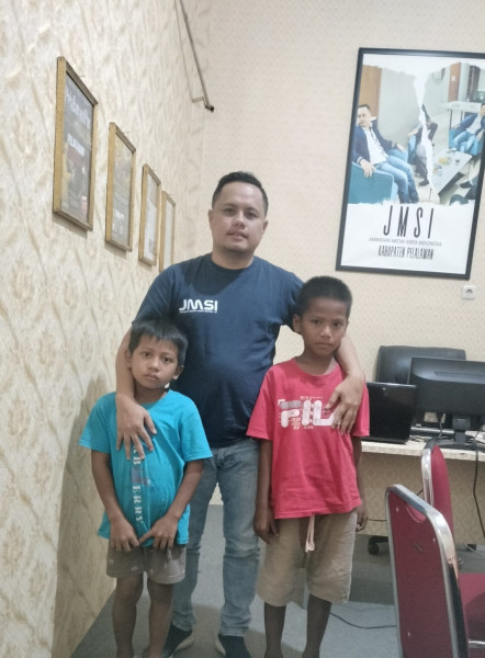 JMSI Pelalawan Gairahkan Semangat Raffy dan Qory Songsong Hari Pertama Sekolah