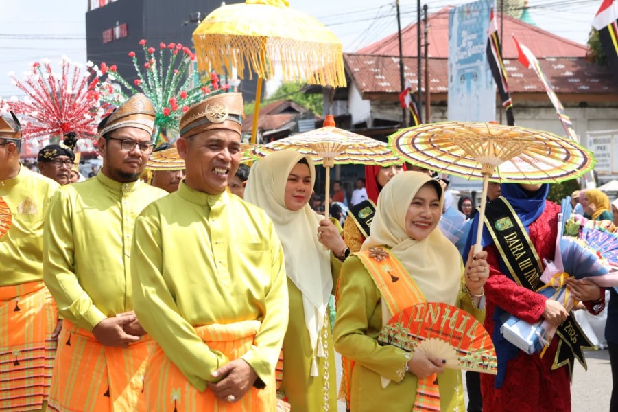 Semarakkan Pawai Ta’aruf MTQ Riau Ke-44, Kafilah Inhil Tampilkan Kekayaan Budaya Daerah