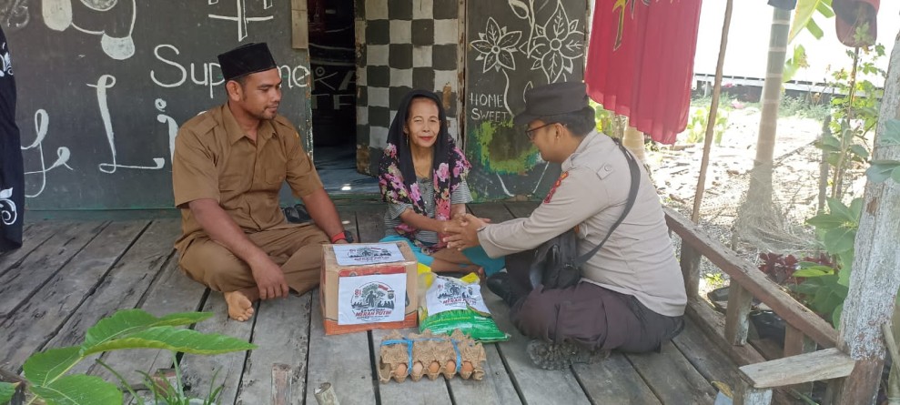 Bhabinkamtibmas Polsek Pelangiran Laksanakan Bakti Sosial Pembagian Sembako di Momen Kemerdekaan RI ke-81
