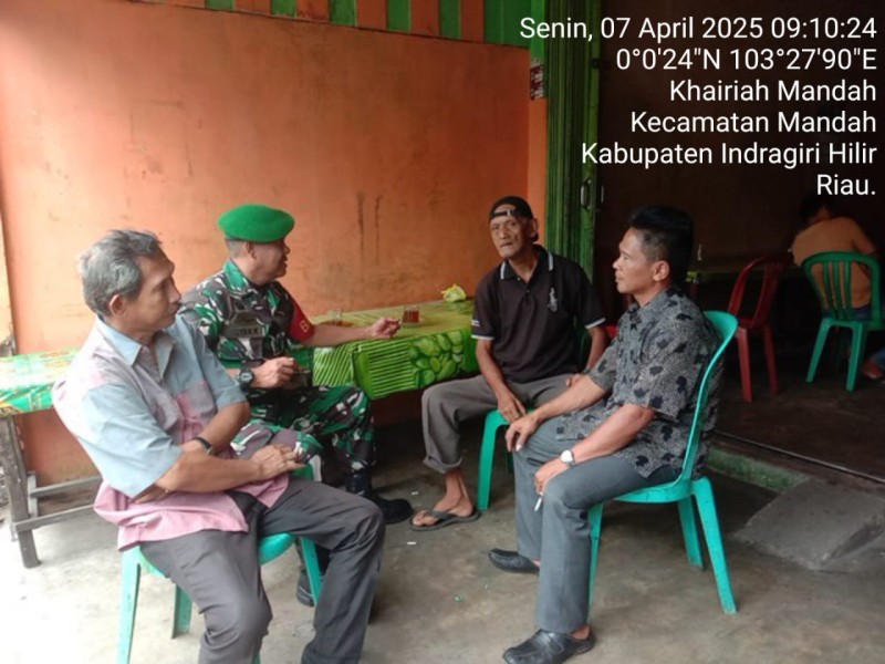 Babinsa Sertu Mistar Lakukan Komsos, Ingatkan Masyarakat Utamakan Keselamatan Saat Mudik Lebaran