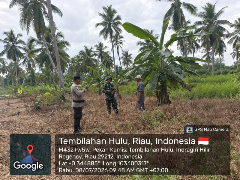 Babinsa Desa Pekan Kamis Laksanakan Konsolidasi Tapal Batas Bersama Masyarakat