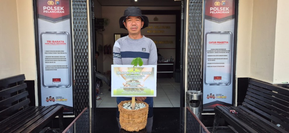 Kapolsek Pelangiran :  Pemberian Bibit Pohon Bukti Polri Hadir untuk Masyarakat dan Lingkungan.