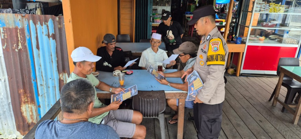 Bhabinkamtibmas  Polsek Pelangiran memberikan penjelasan terkait fungsi dan manfaat Call Center 110 sebagai layanan pengaduan dan bantuan kepolisian
