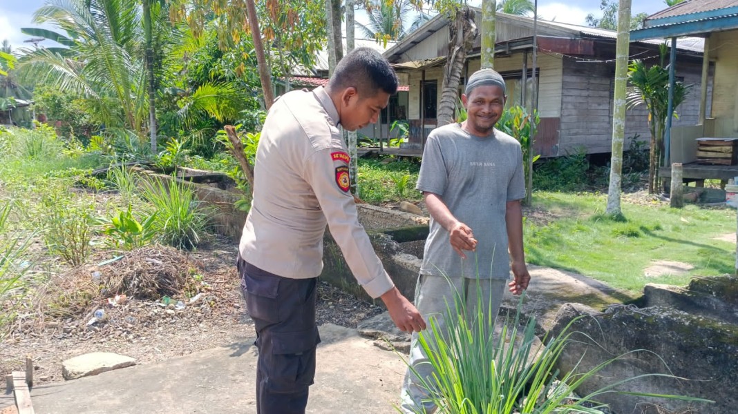 Personel Polsek Enok Kembangkan TOGA di Pekarangan Warga sebagai Antibiotik dan Prebiotik Alami