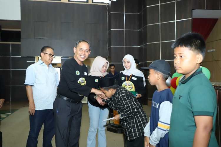 Di Acara Reuni Alumni SMEA/SMKN 1 Tembilahan,Pj.Bupati Inhil Santuni Anak Yatim