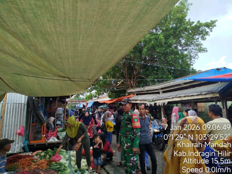 Babinsa Mandah, Garda Terdepan dalam Menjaga Kebersihan dan Keamanan Pasar Tradisional