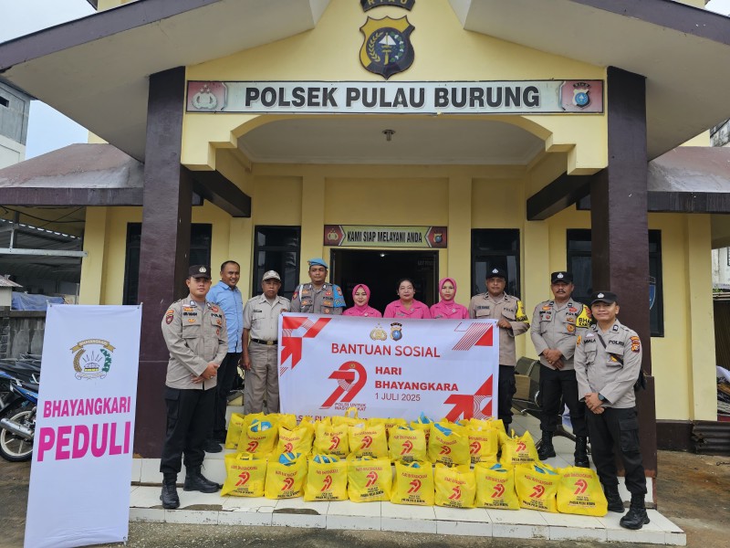 Peduli Warga Kurang Mampu, Polsek Pulau Burung Bagikan 35 Paket Sembako