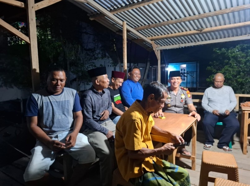 Sinergi TNI-Polri di Malam Ramadhan: AKP Dr. Irwanto, SH., MH dan Kapten Inf. Riswanto Turun Langsung Pastikan Satkamling Siaga Jaga Kamtibmas Desa Pulau Burung