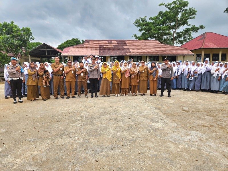 Dalam Giat Police Go To School, Kapolsek Pelangiran Ajak Pelajar Jadi Pelopor Peduli Lingkungan
