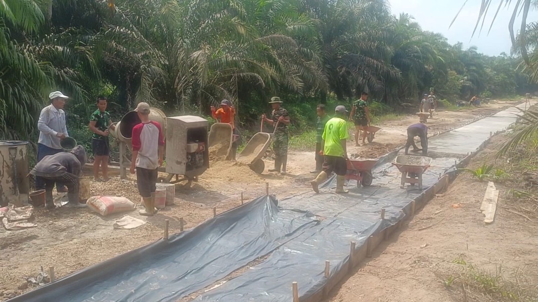Pantang Menyerah! Satgas TMMD ke-130 Kodim 0314/Inhil Kebut Semenisasi Jalan, 810 Meter Tuntas Dikerjakan