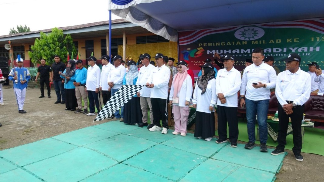 Bupati Indragiri Hilir, H. Herman melepas peserta Pawai Ta’aruf Milad ke-113 Muhammadiyah