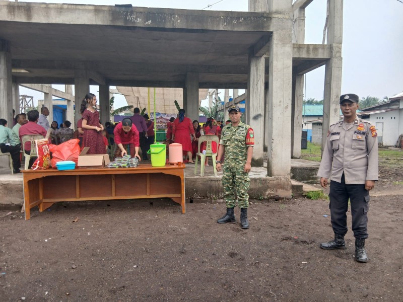 Babinsa Pulau Burung Bersama Polsek Lakukan Pengamanan Ibadah Minggu dan Pertunjukan Tor-Tor di Gereja HKBP Betlehem
