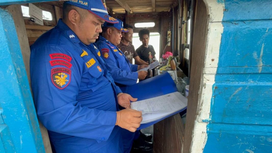 Satpolairud Polres Inhil Laksanakan Program JALUR di Perairan Kateman, Antisipasi Penyelundupan Barang Ilegal