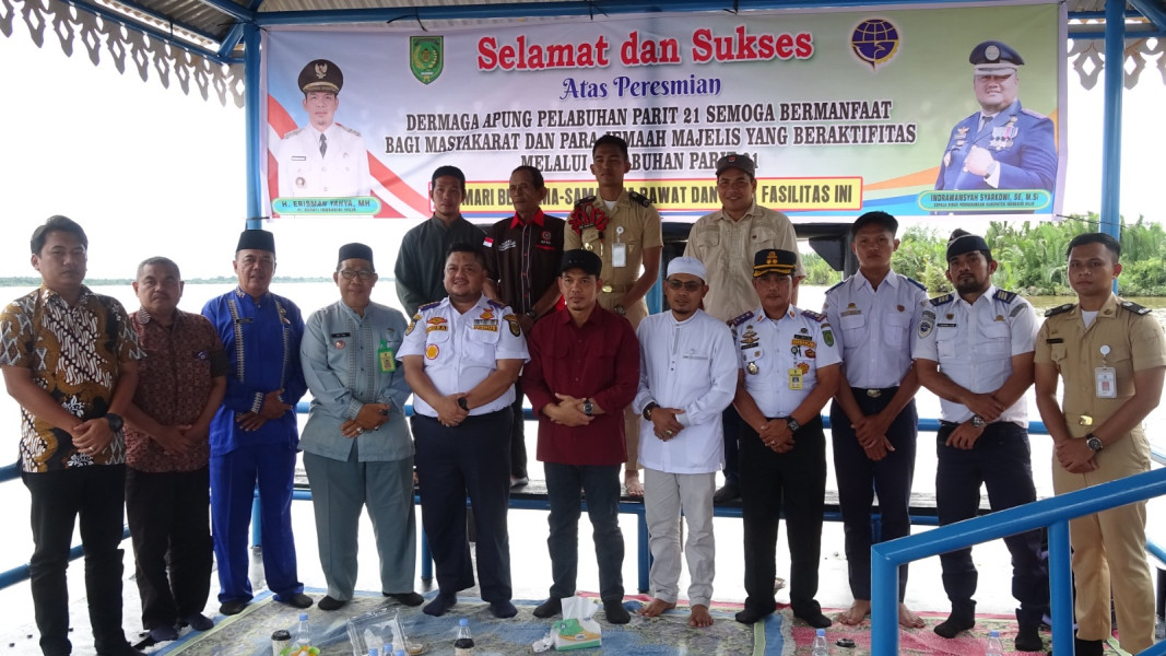 Galeri Pj. Bupati Inhil resmikan Dermaga Apung Pelabuhan Parit 21