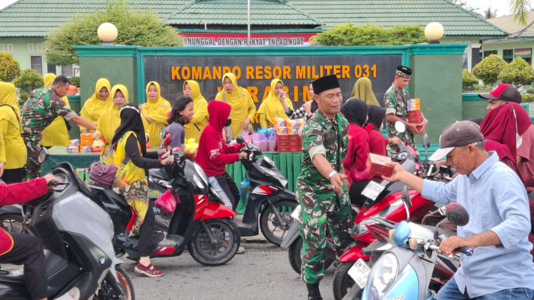 Berkah Ramadhan, Kodim 0314/Inhil dan Persit Bagikan Takjil Gratis