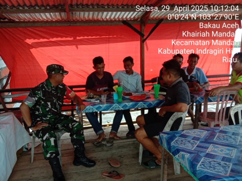 Babinsa Desa Bakau Aceh Tingkatkan Pemeliharaan Kamtibmas Melalui Komsos