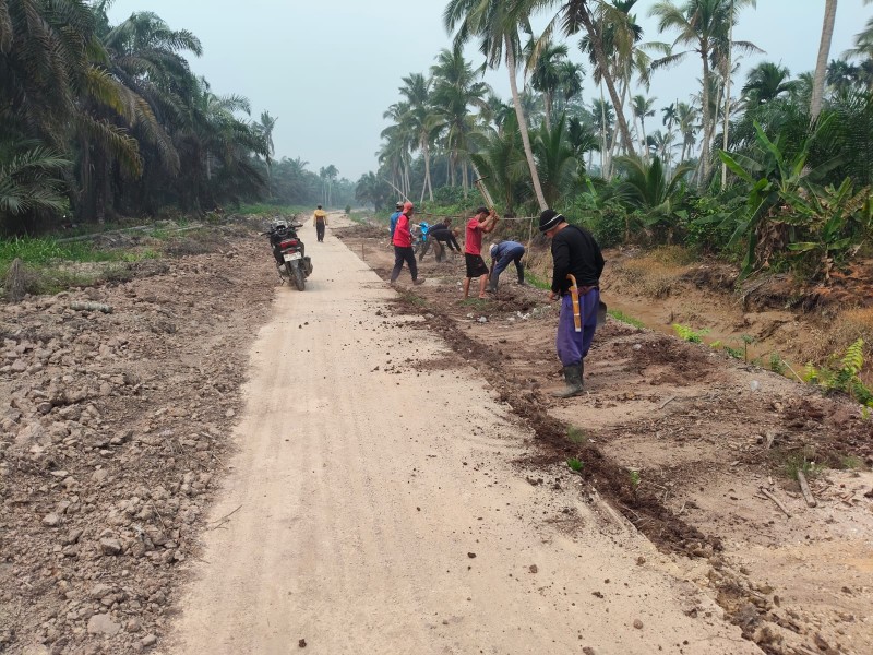 Buka Akses Ekonomi Pesisir, Satgas TMMD ke-130 Kodim 0314/Inhil Kebut Semenisasi Jalan 1 Km di Kuala Lemang