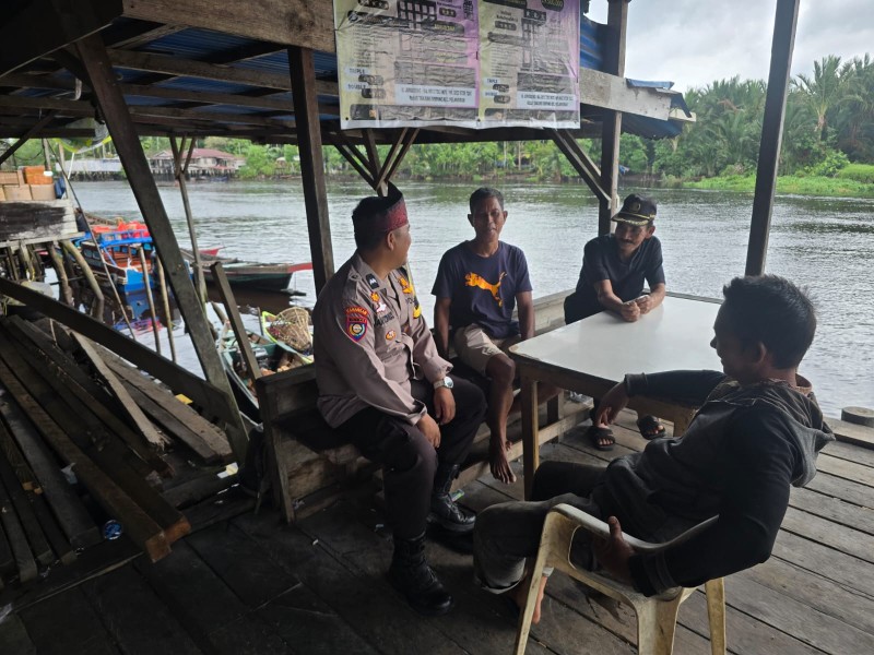 Bhabinkamtibmas Tanjung Simpang Intensifkan DDS di Pelabuhan Desa, Kapolsek Pelangiran Tegaskan Komitmen Penguatan Harkamtibmas