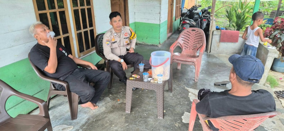 Sambang Warga, Babinkamtibmas Polsek Pelangiran Ajak Masyarakat Aktif Dukung Program Kamtibmas