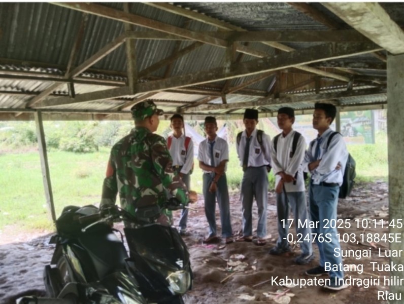 Babinsa Koramil 12/Btk Serda Syafrijon Ajak Pelajar Giat Belajar Demi Masa Depan