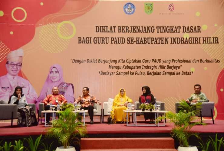 Bupati H.M.Wardan didampingi Bunda PAUD Hj.Zulaikhah Wardan Bersilaturahmi dengan Peserta Diklat Berjenjang Tingkat Dasar Guru PAUD