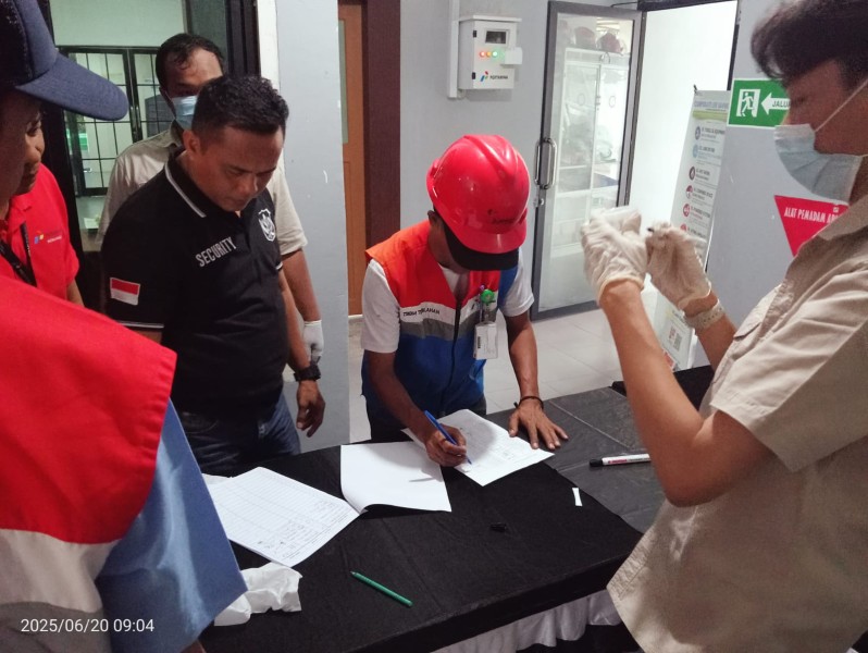 Peringati HANI Ke -38,PT Pertamina Patra Niaga Regional Sumbagut melalui Fuel Terminal Tembilahan menggelar pemeriksaan urine bagi seluruh karyawan dan mitra kerja