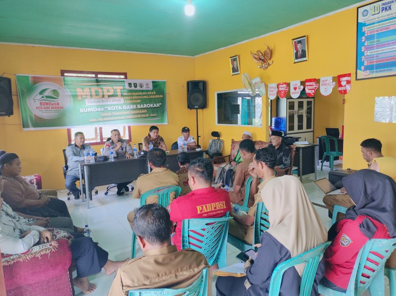 Ciptakan Kondusivitas, Bhabinkamtibmas Polsek Pelangiran Aktif dalam Forum Pertanggungjawaban BUMDesa Tahun Anggaran 2025