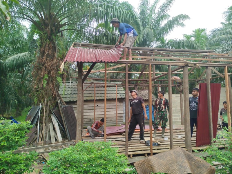 Kemanunggalan TNI dan Rakyat: Kodim 0314/Inhil Genjot Pembangunan RTLH di Desa Kuala Lemang