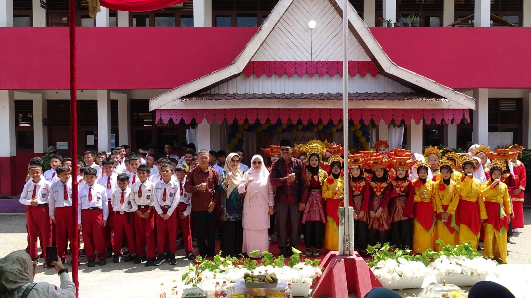 Bunda Literasi Inhil Hj. Katerina Susanti Hadiri Pelepasan Siswa Kelas 6 SDN 009 Tembilahan, Ajak Anak Terus Belajar dan Raih Cita-Cita