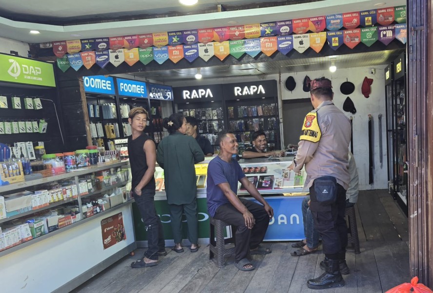 Bhabinkamtibmas Tanjung Simpang Laksanakan Sambang di Pasar Mingguan, Ingatkan Pedagang Waspada Penipuan