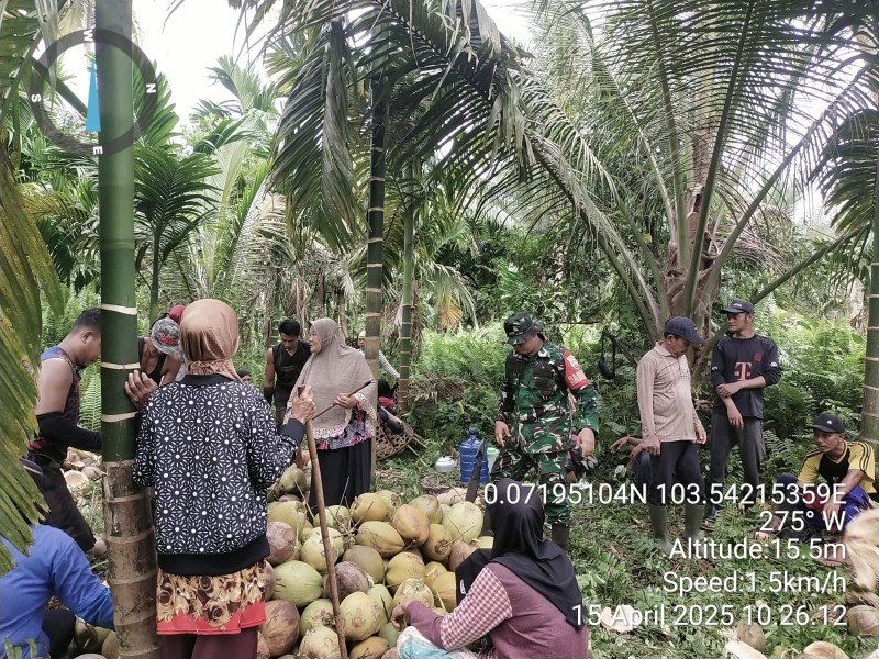 Babinsa Koramil 08/Mandah Lakukan Komsos untuk Pererat Hubungan dengan Warga Binaan