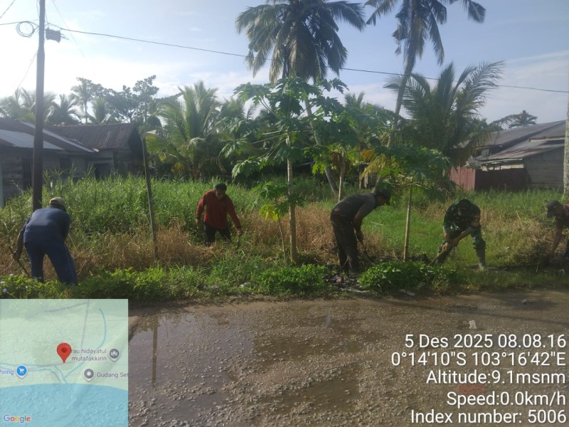 Babinsa Batang Tuaka Cegah Banjir Rob   Dengan Goro Bersihkan Saluran Air