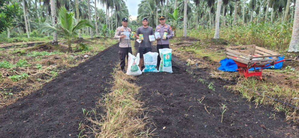 Dukung Ketahanan Pangan, Kapolsek Pelangiran Berikan Bantuan Sarpras Pertanian kepada Petani Baung Rejo Jaya