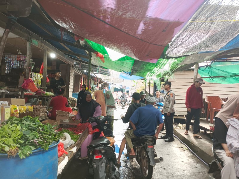 Personel Polsek Pulau Burung Awasi Harga Sembako, Pastikan Stok Aman dan Terjangkau