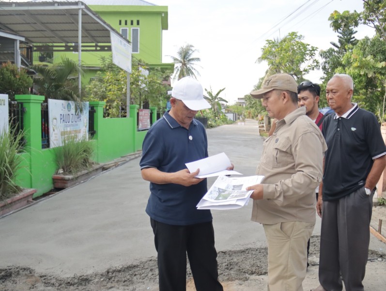 Bupati  Herman Tinjau proses pemeliharaan jalan lingkungan di wilayah Kecamatan Tembilahan,