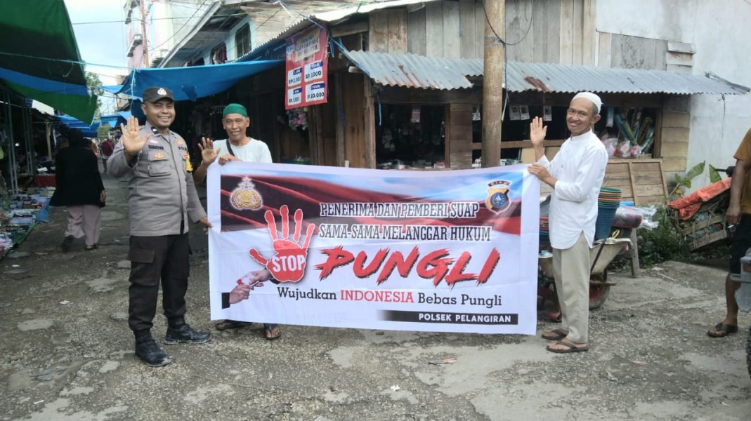Babinkamtibmas Polsek Pelangiran Galakkan Sosialisasi Saber Pungli di Pasar Lubuk Kempas