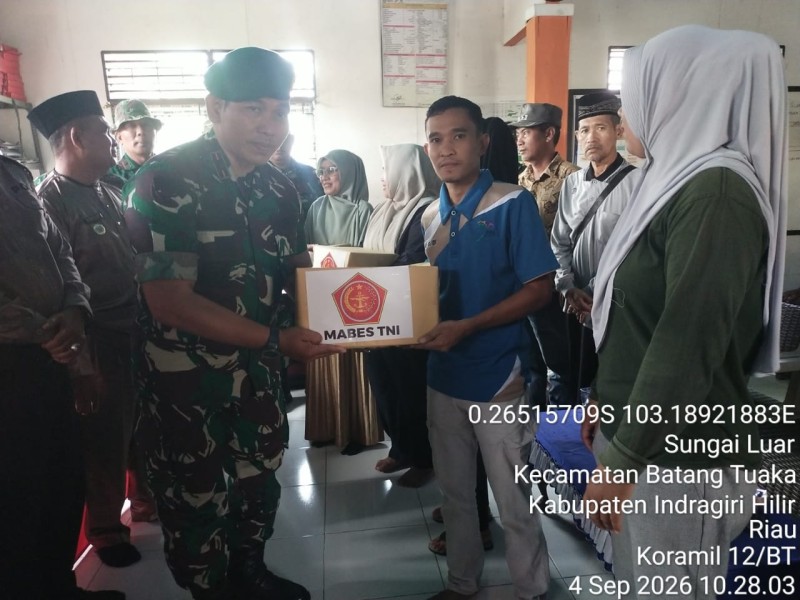 Danramil 12/Batang Tuaka Gelar Sosialisasi Karhutla dan Penyaluran Bantuan Sembako dari Tim Mabes TNI di Desa Sungai Luar