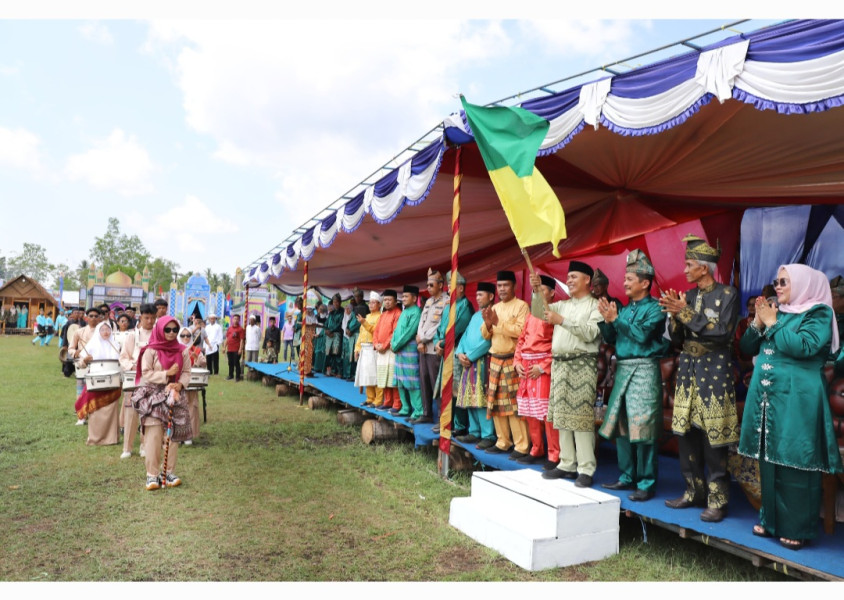 Meriah, Pj Bupati Herman Lepas Pawai Ta’aruf MTQ Ke-54 Tingkat Kecamatan Mandah