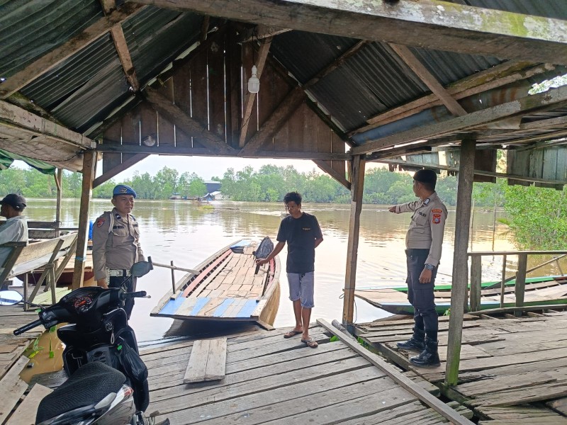 Antisipasi Kerawnan Banjir & rob Personel Polsek Enok Pantau Debet Air di sepanjang Aliran Sungai Enok