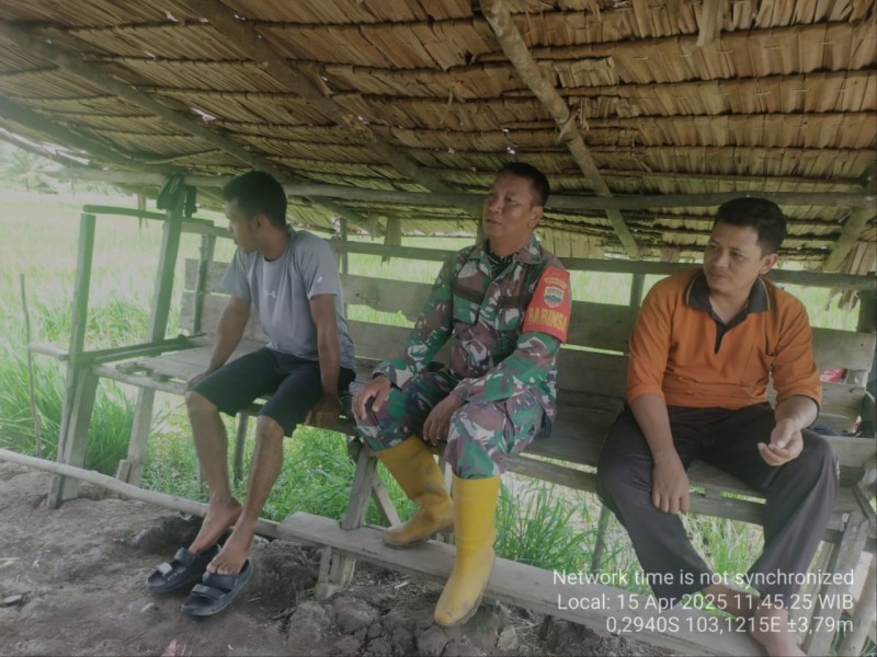 Babinsa Mandah Menjadi Motivator Jaga Keseimbangan Lingkungan