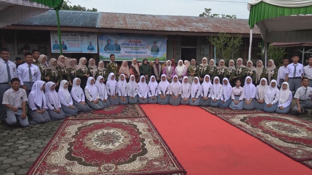 Bangga Sebagai Alumni, Henny Sasmita Bawa Program Jelajah Anak Riau ke SMAN 1 Tembilahan Hulu