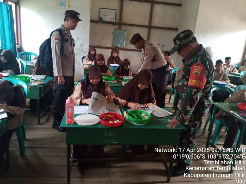Babinsa Koramil 01/Tembilahan Aktif Dampingi Program Makan Bergizi di Beberpaa Sekolah di Kota Tembilahan