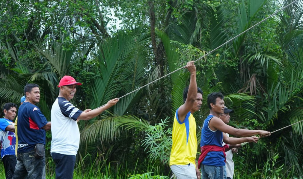 Antusias Warga Bergotong Royong bersama Pj.Bupati Herman menyambut masuknya Jaringan Listrik di Kuala Muda Seberang Tembilahan Barat