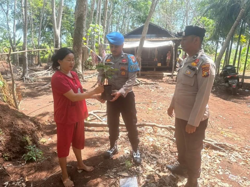 Polsek Pulau Burung Salurkan Bibit Pohon di Jumat Berkah, Wujudkan Green Policing untuk Lahan Tandus