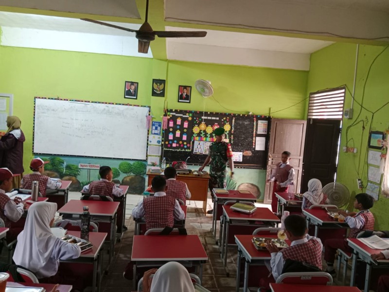 Babinsa Serda Ronal Manalu Turut Dorong Program MBG diwilayahnya  Berjalan Lancar