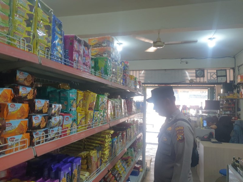 Babinkamtibmas Pulau Burung Cegah Panic Buying dengan Monitoring Rutin