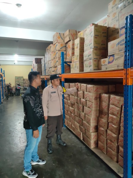 Cegah Lonjakan Harga, Polsek Pulau Burung Lakukan Pengecekan Sembako di Pasar dan Distributor