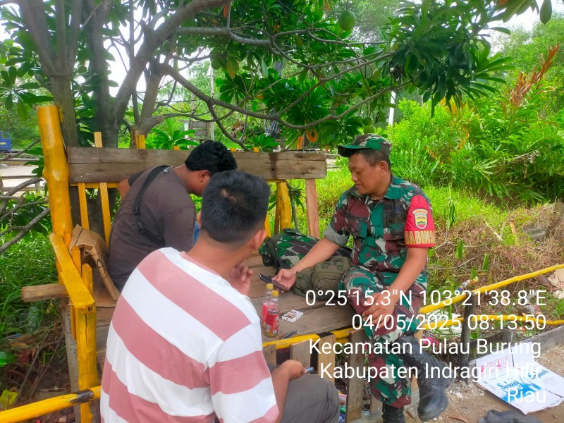 Babinsa Koramil 11/Pulau Burung Berikan Penyuluhan Pengelolaan Lahan Kebun Kelapa yang Baik